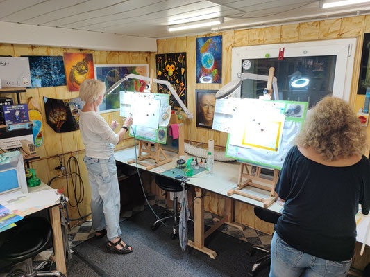 Bilder malen mit der Airbrush, eine sehr kreative Gruppe. Danke