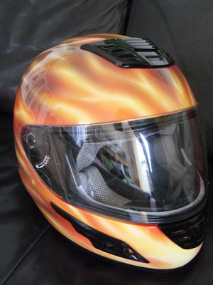 Feuerdesign Airbrush auf Helm