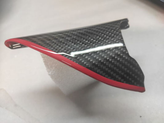 Echtcarbonveredelung mit Airbrushdesign kombiniert
