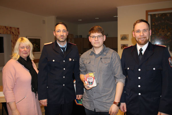 Aufnahme in die Feuerwehr: Philipp Reinicke (2. von rechts) zusammen mit Bürgermeisterin Sylke Bechump, stellv. Wehrführer Marco Gleim und Wehrführer Ronny Kubat Foto: Kristoph-Felix Piepke 