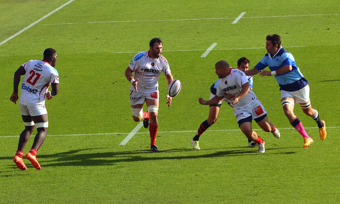 Les joueurs sur le stade Gerland