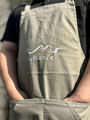 イタリアンMONTE様　既存ロゴを使用した刺繍エプロン