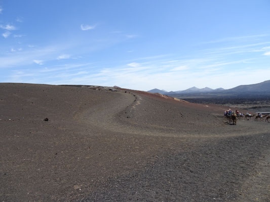 Weg durch den schwarzen Sand