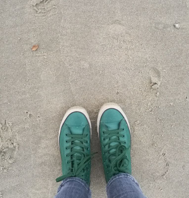 Es geht nichts über passendes Schuhwerk am Strand 