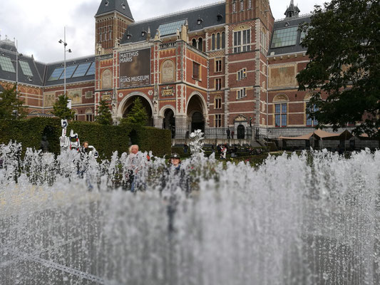 Vor dem bekannten Rijksmuseum