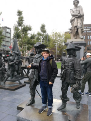 Rembrandt total: Leonard an der bekannten Rembrandtplein mit Statuen