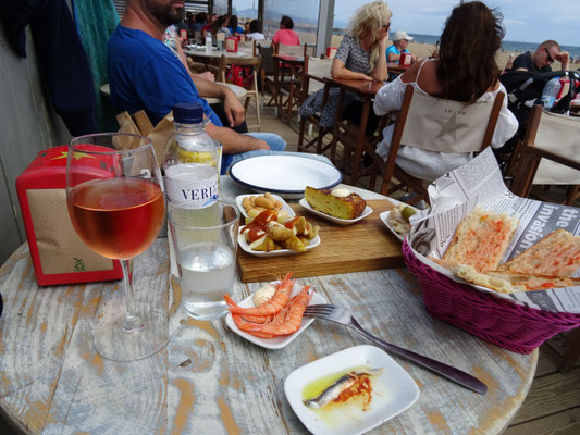 Spätes Mittagessen am Strand