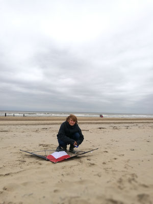 Alles fertig für den Flug - mit neuem Drachen und in Nordwijk aan Zee