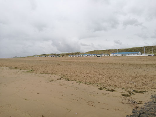 Ein paar der vielen Strandhäuser mit Strandrestaurant