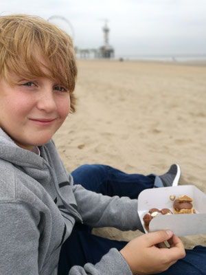 Am Strand in Scheveningen unser süßes Mitbringsel aus der Markthalle verspeisen