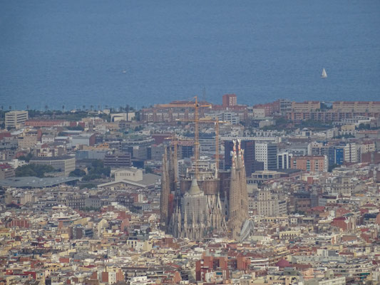 Die La Sagrada Familia vom Tibidabo aus