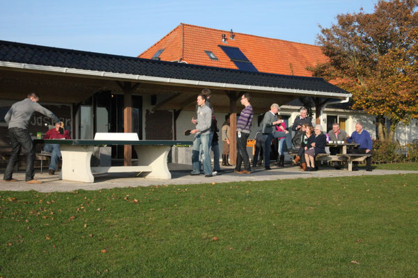 Moréne Hoeve - familie op het terras in het najaar