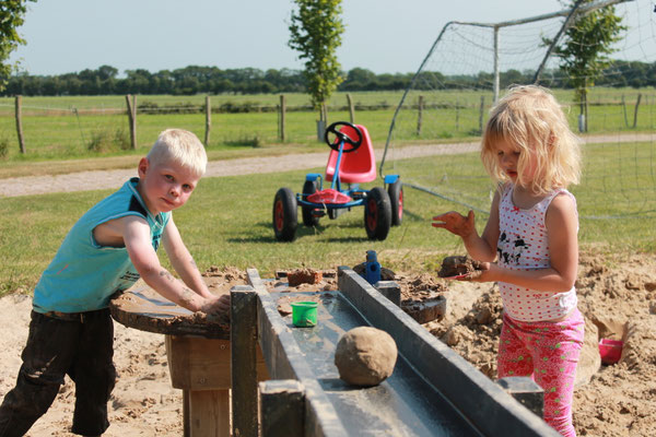 Moréne Hoeve - spelen met de waterpomp