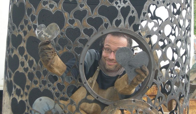 Artiste dans une sculpture en acier
