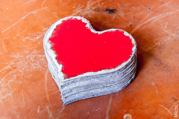 Sculpture rouge en forme de coeur