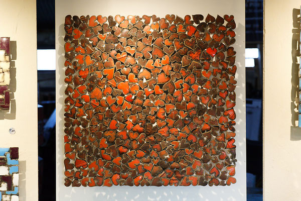 Tableau en acier, rouge, composé& de 365 coeurs