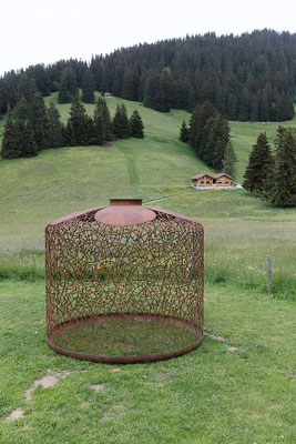 Sculpture monumentale en acier en montagne