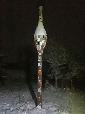 Sculpture en acier la nuit sous la neige