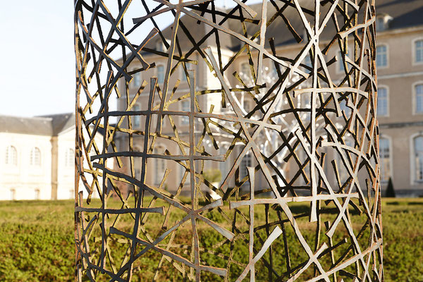 Sculpture monumentale en acier dans le jardin d'une abbaye