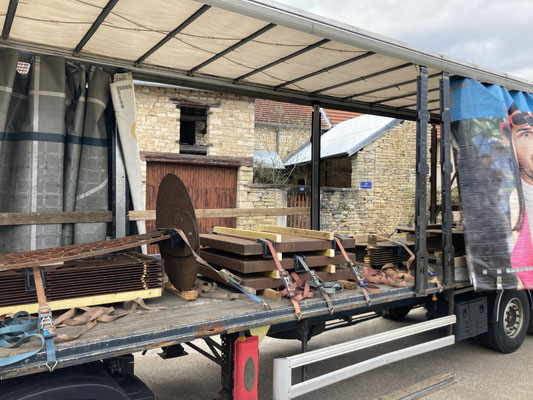 Chargement de sculptures en acier dans un camion