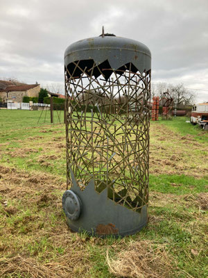 Sculpture en acier dans un parc