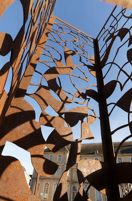 Sculptures monumentales en acier dans le parc d'une Abbaye