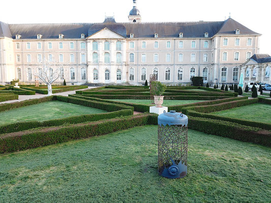 Sculpture monumentale en acier dans le jardin d'une abbaye