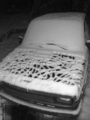 Sculpture en acier la nuit sous la neige