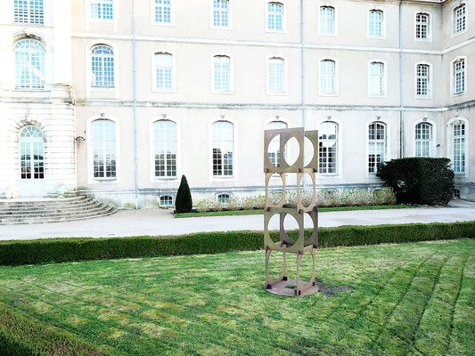 Sculpture monumentale en acier dans le jardin d'une abbaye