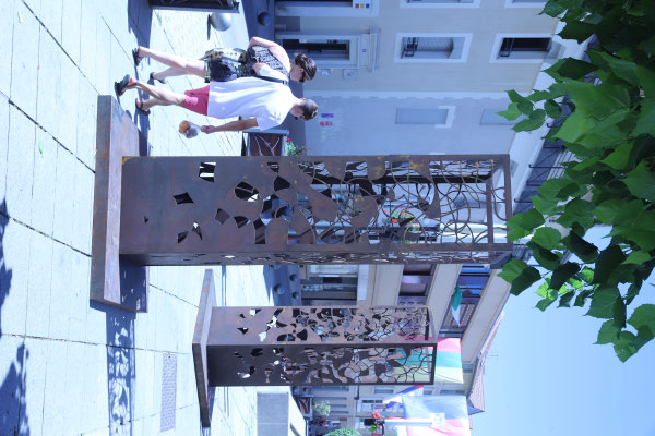 Deux sculptures monumentales en acier en pleine ville
