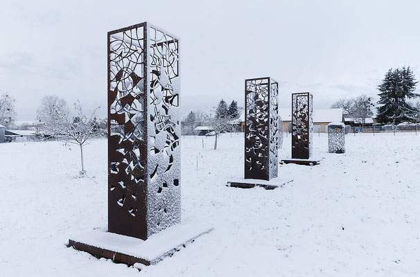 Trois sculptures monumentales en acier sous la neige