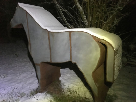 Sculpture en acier la nuit sous la neige