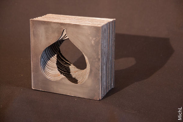 Sculpture en acier en forme de coeur inscrit dans un cube