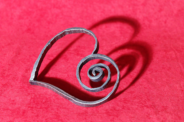 Sculpture en acier en forme de coeur