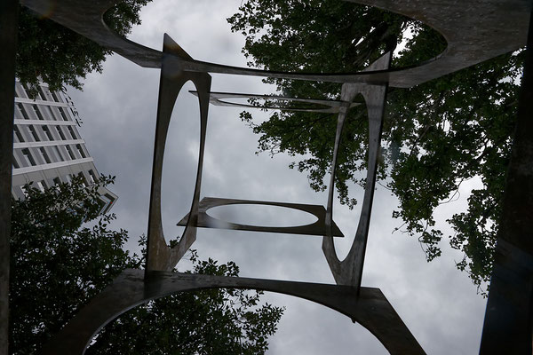 Sculpture en acier monumentale vue de dessous