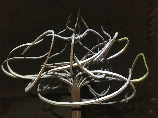 Sculpture en acier la nuit sous la neige