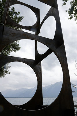Sculpture en acier monumentale en bordure de lac