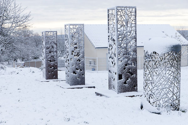 Trois sculptures monumentales en acier sous la neige