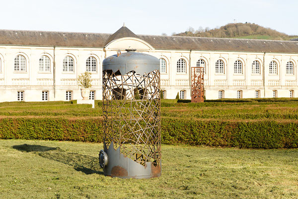 Sculpture monumentale en acier dans le jardin d'une abbaye