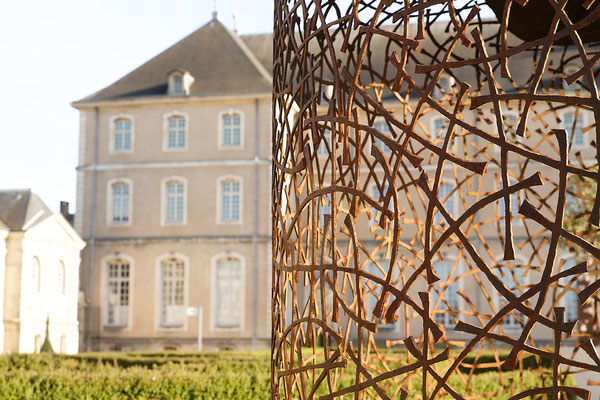 Sculpture monumentale en acier dans un parc