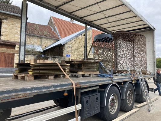 Chargement de sculptures en acier dans un camion