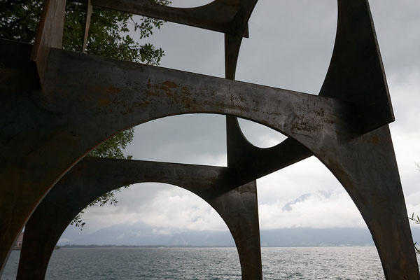 Sculpture en acier monumentale en bordure de lac