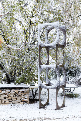 Sculpture en acier monumentale sous la neige