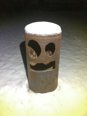 Sculpture en acier la nuit sous la neige