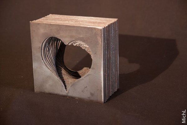 Sculpture en acier en forme de coeur inscrit dans un cube