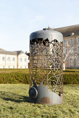Sculpture monumentale en acier dans le jardin d'une abbaye