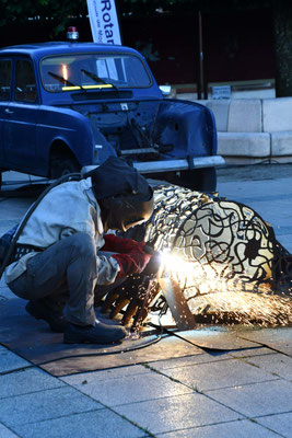 sculpteur en train de créer une sculpture en acier