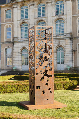 Sculptures monumentales en acier dans le parc d'une Abbaye