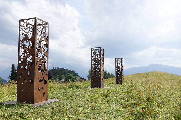 Trois sculptures monumentales en acier en pleine montagne