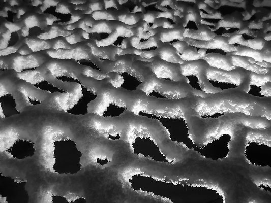 Sculpture en acier la nuit sous la neige